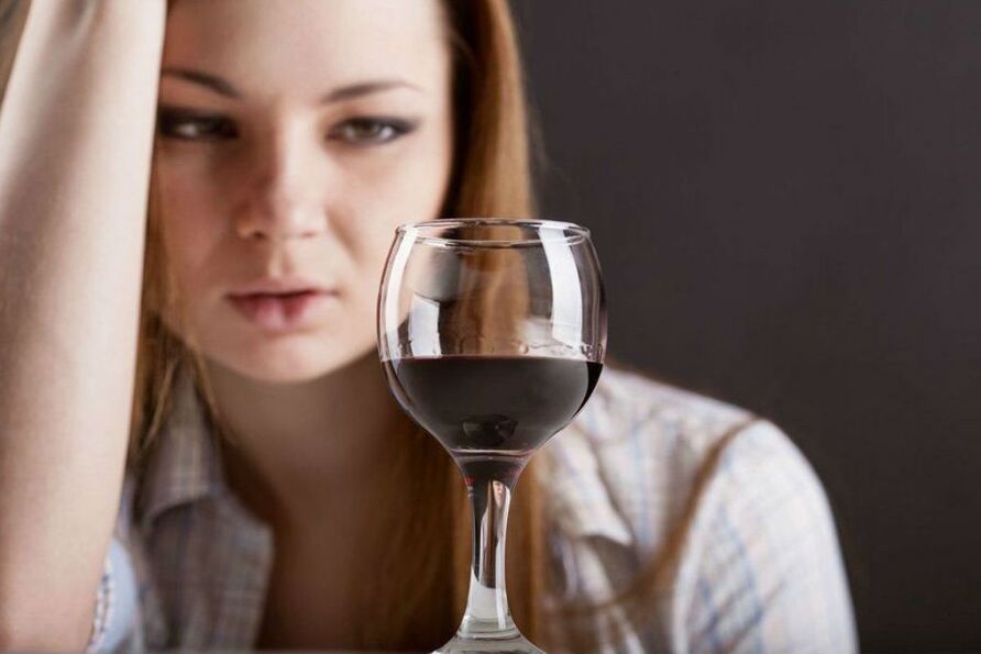Frau mit einem Glas Wein